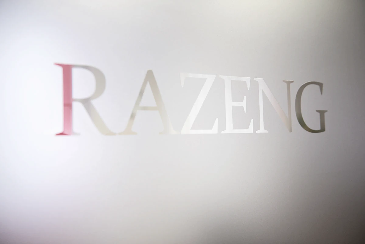 Eingangsbereich von RAZENG Rechtsanwälte in Leipzig